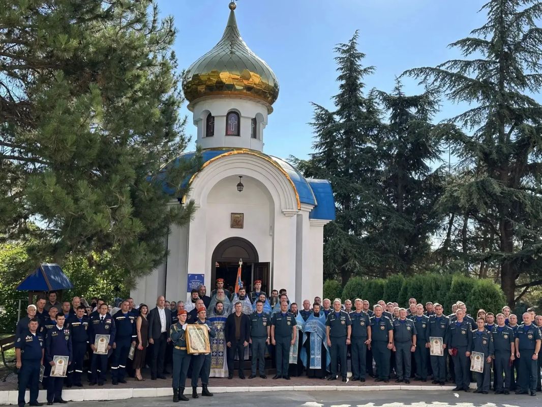 Перед образом Богородицы. Икона Божией Матери «Неопалимая Купина» является заступницей пожарных с давних времен