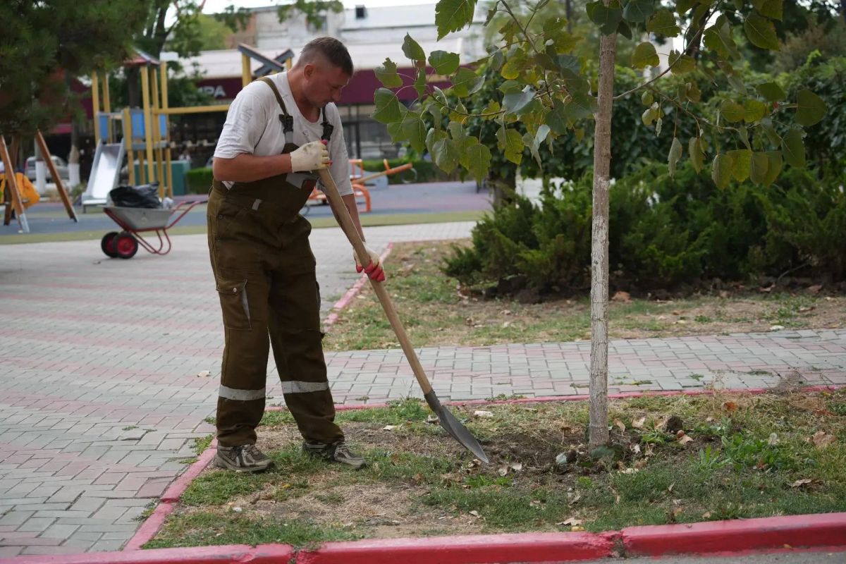 Команда Службы городского хозяйства продолжает работу по уходу за зелеными насаждениями Команда Службы городского хозяйства продолжает работу по уходу за зелеными насаждениями