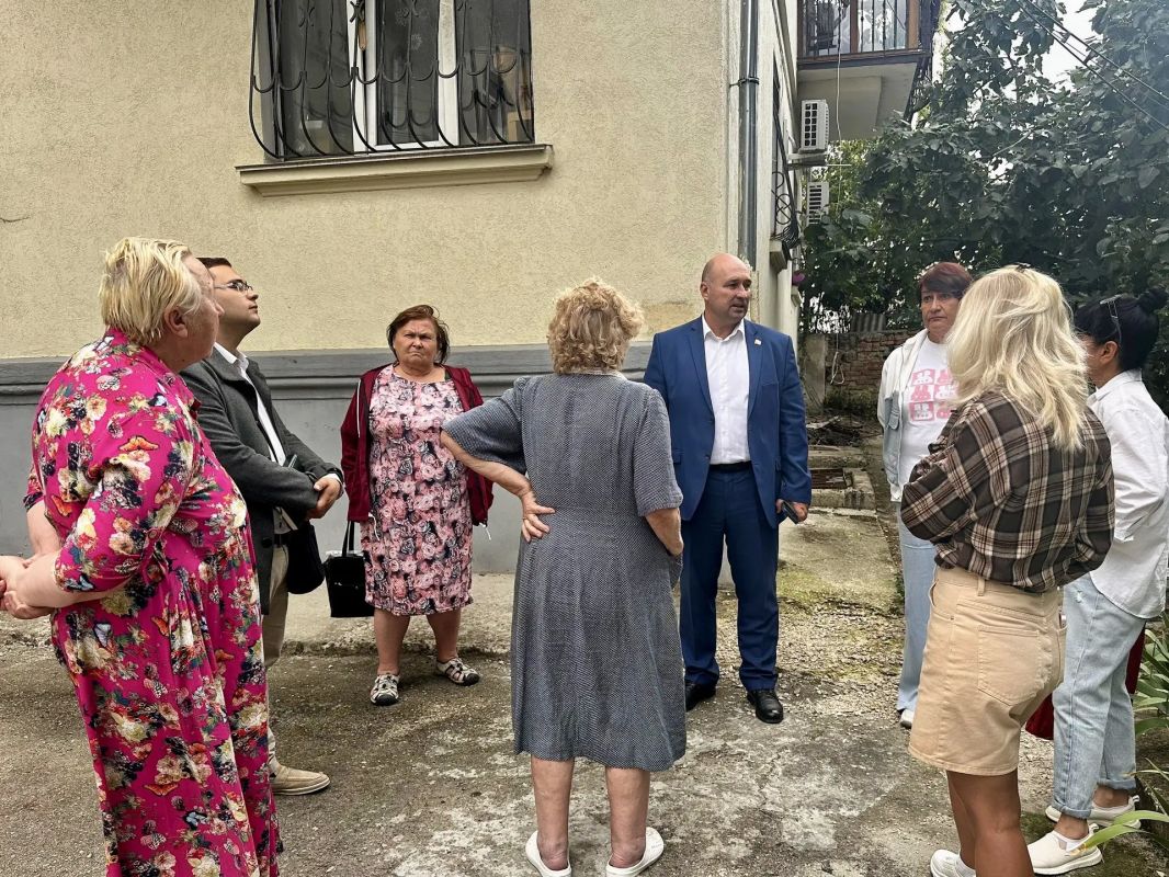 Владимир Немцев: Встретился с жителями дома № 9 по улице Шелкунова, чтобы в рамках общегородской инициативы «Защитим Севастополь вместе» проверить готовность укрытия, а также обсудить текущие вопросы жильцов