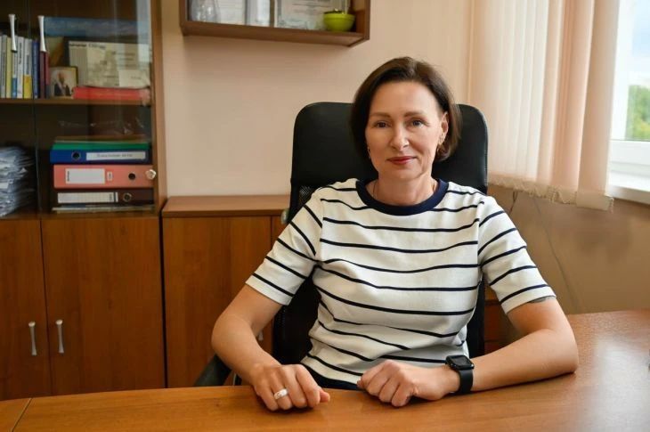 Российский рынок труда меняется: работодатели всё чаще обращают внимание на специалистов старшего возраста, а к найму молодых сотрудников относятся осторожнее, пишет «Крымская газета»