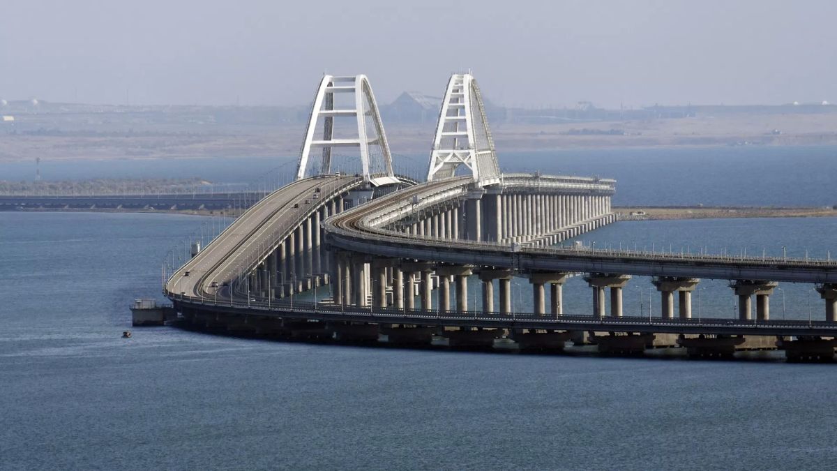 На Крымском мосту растет очередь