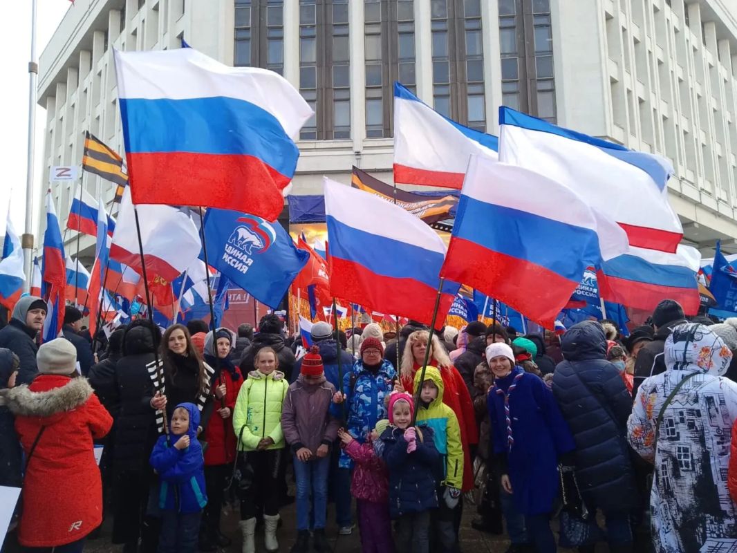 Уважаемый Владимир Андреевич! Поздравляю Вас и весь депутатский корпус с 12-той годовщиной начала работы Государственного Совета Республики Крым! Уважаемый Владимир Андреевич! Поздравляю Вас и весь депутатский корпус с 12-той годовщиной начала работы Государственного Совета Республики Крым!