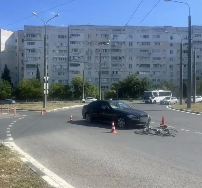 Госавтоинспекция Севастополя работает на месте ДТП с пострадавшим велосипедистом