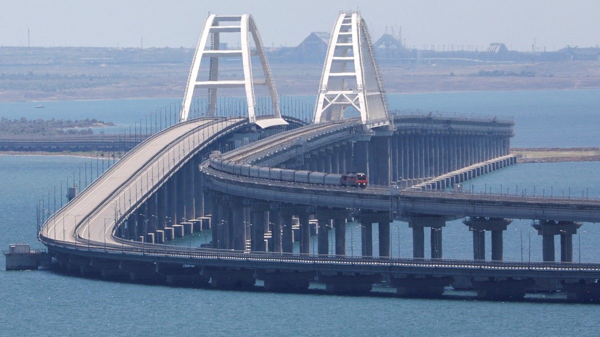 Движение автомобилей по Крымскому мосту временно перекрыто