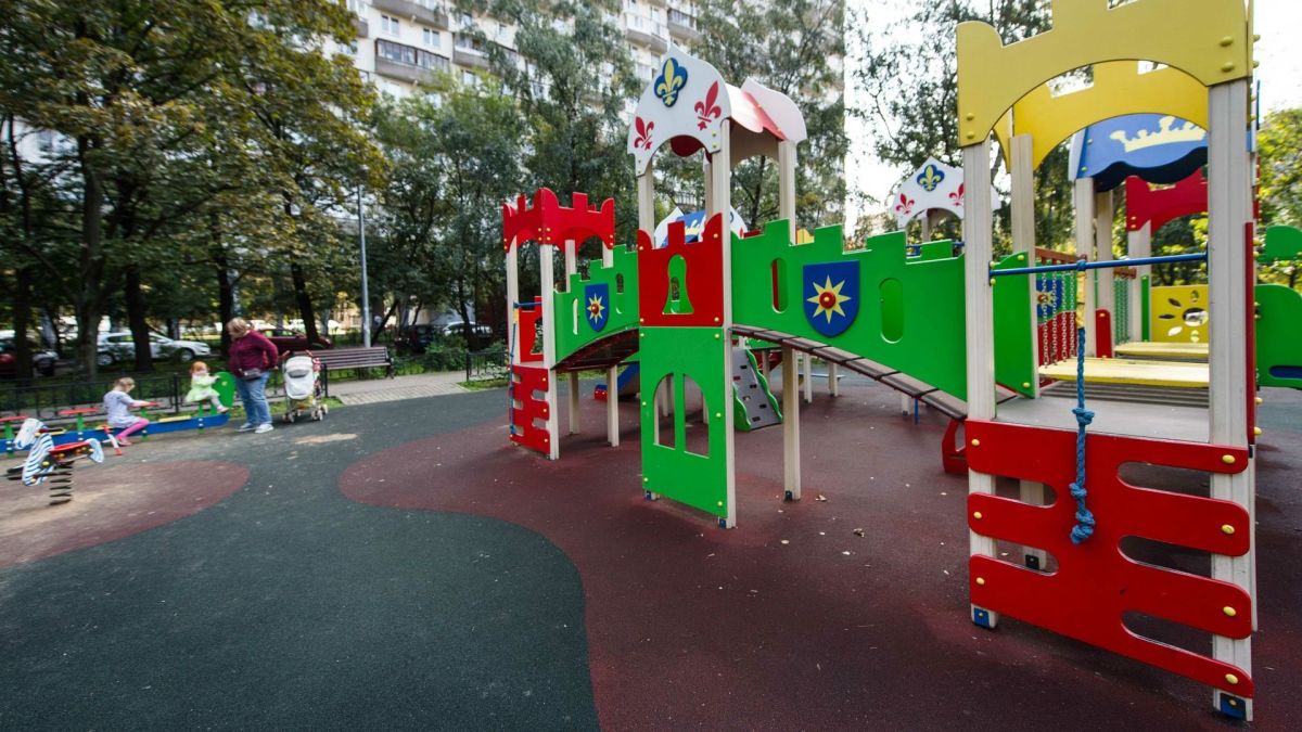 В Крыму выявили нарушения на детских площадках