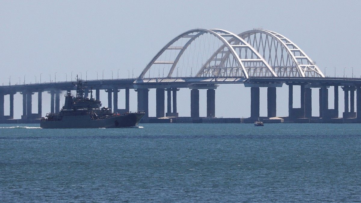 На Крымском мосту временно перекрыли движение автомобилей