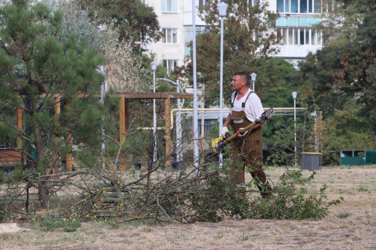 В Керчи продолжается работа в скверах и парках В Керчи продолжается работа в скверах и парках
