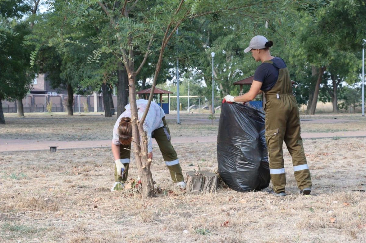 В Керчи продолжается работа в скверах и парках В Керчи продолжается работа в скверах и парках