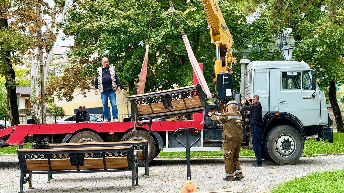 В сквере Высоцкого в Симферополе заменили 12 скамеек
