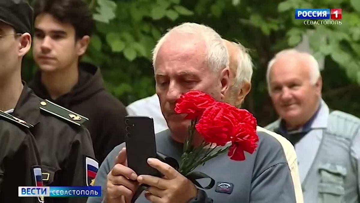 Сегодня в Севастополе открыли памятную доску в честь 115-летия со дня рождения Михаила Крастелёва