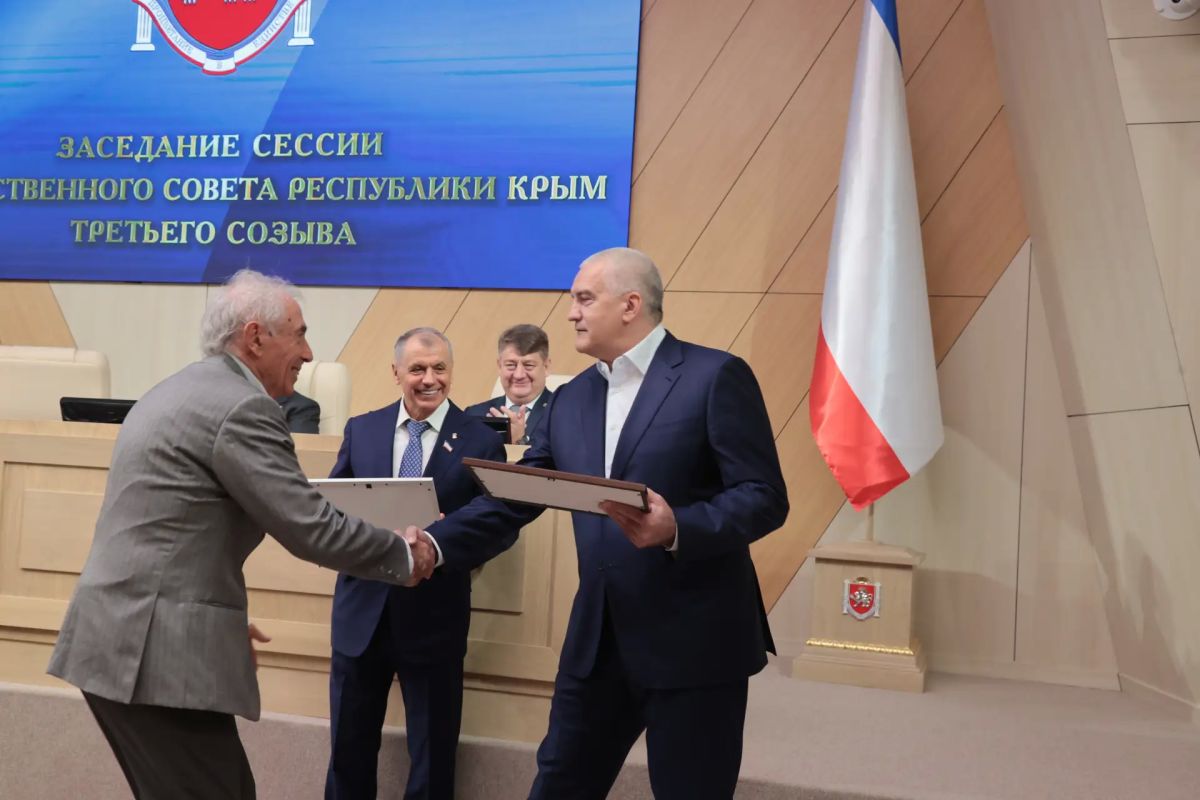 Юрий Нимченко: Поздравляю генерального директора завода «Фиолент», депутата Государственного Совета Республики Крым, Героя Труда России Александра Сергеевича Баталина с вручением Почётной грамоты Председателя Совета... Юрий Нимченко: Поздравляю генерального директора завода «Фиолент», депутата Государственного Совета Республики Крым, Героя Труда России Александра Сергеевича Баталина с вручением Почётной грамоты Председателя Совета...