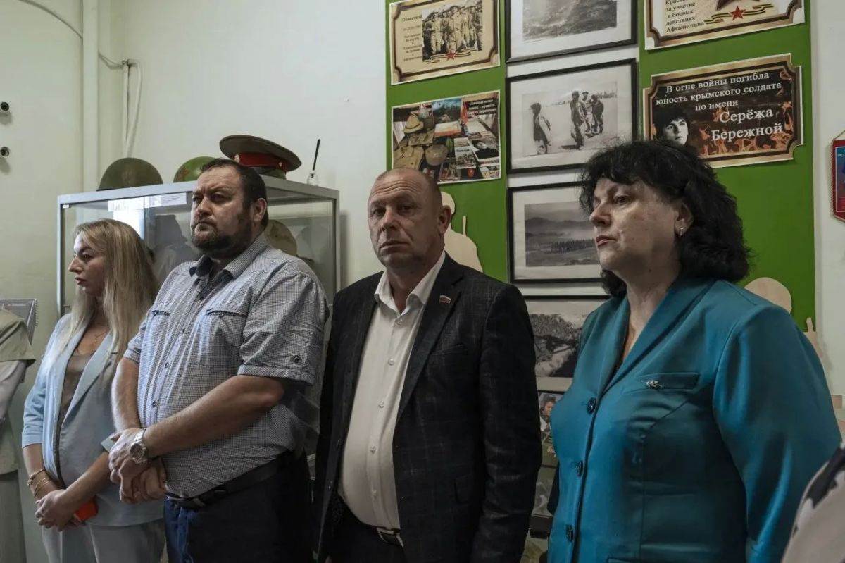 В симферопольской школе состоялось открытие обновленного патриотического коридора «Исторический экскурс» В симферопольской школе состоялось открытие обновленного патриотического коридора «Исторический экскурс»