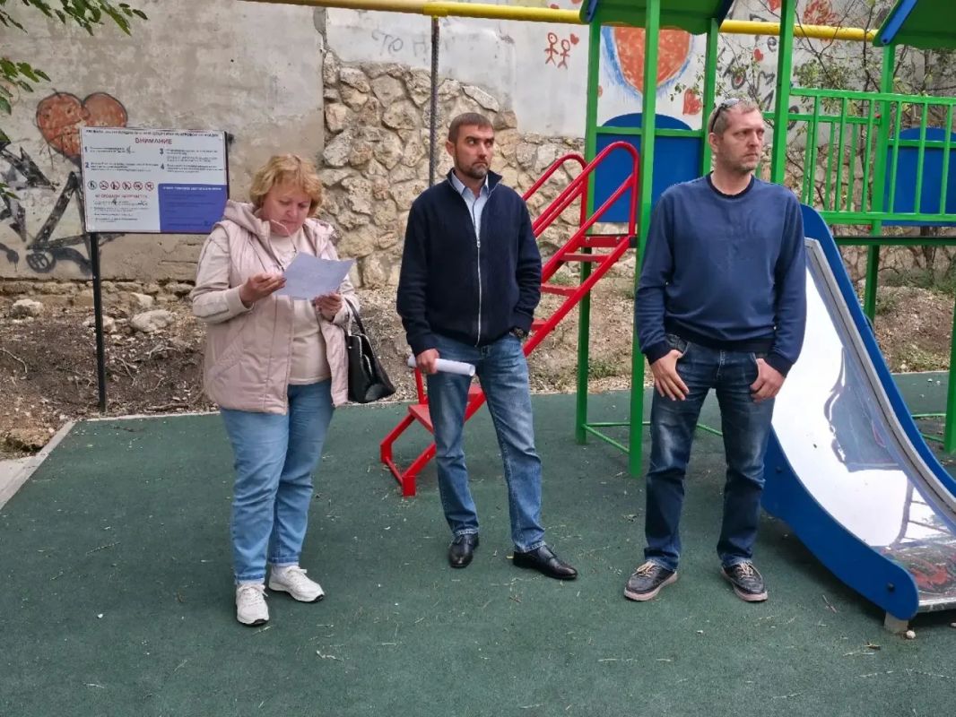 Андрей Шатыренко: Совместно с главой администрации Черноморского сельского поселения Ириной Бейтуллаевой и представителями управляющих компаний провели выездную встречу с жителями многоквартирных домов по улице... Андрей Шатыренко: Совместно с главой администрации Черноморского сельского поселения Ириной Бейтуллаевой и представителями управляющих компаний провели выездную встречу с жителями многоквартирных домов по улице...