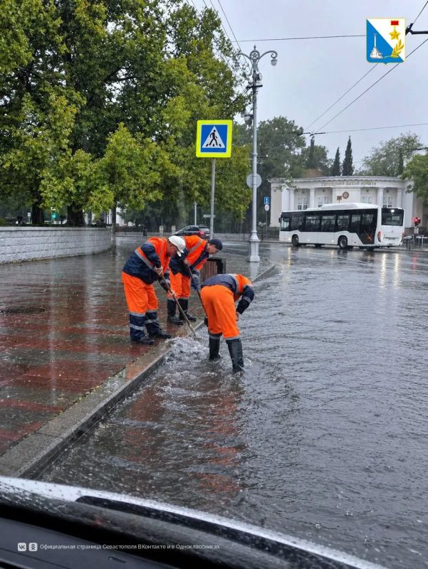 Дождь пока не собирается останавливаться, поэтому бригады городских служб трудятся изо всех сил Дождь пока не собирается останавливаться, поэтому бригады городских служб трудятся изо всех сил