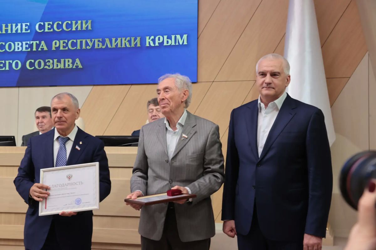 Юрий Нимченко: Поздравляю генерального директора завода «Фиолент», депутата Государственного Совета Республики Крым, Героя Труда России Александра Сергеевича Баталина с вручением Почётной грамоты Председателя Совета... Юрий Нимченко: Поздравляю генерального директора завода «Фиолент», депутата Государственного Совета Республики Крым, Героя Труда России Александра Сергеевича Баталина с вручением Почётной грамоты Председателя Совета...