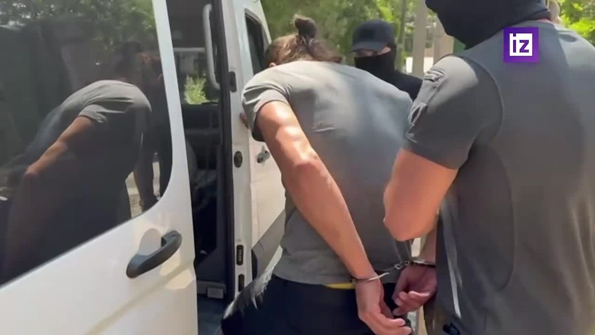 Кадры задержания жителя Керчи, обвиняемого в сборе средств для ВСУ и передаче СБУ сведений о местах дислокации средств ПВО и других военных объектов, публикует ФСБ