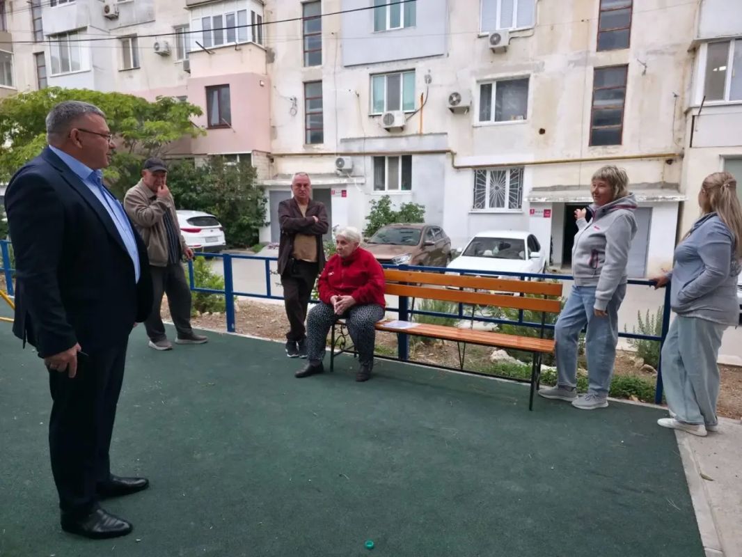 Андрей Шатыренко: Совместно с главой администрации Черноморского сельского поселения Ириной Бейтуллаевой и представителями управляющих компаний провели выездную встречу с жителями многоквартирных домов по улице... Андрей Шатыренко: Совместно с главой администрации Черноморского сельского поселения Ириной Бейтуллаевой и представителями управляющих компаний провели выездную встречу с жителями многоквартирных домов по улице...