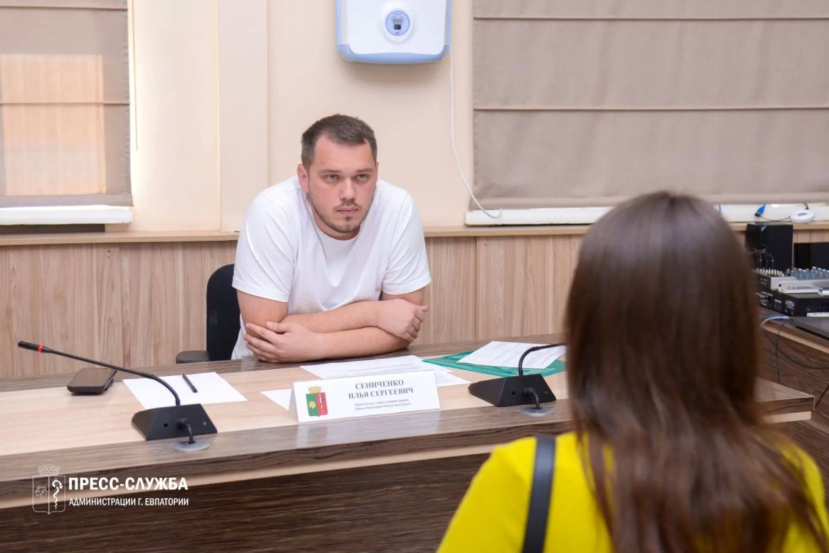 Заместители главы администрации Евпатории на постоянной основе проводят приемы граждан, чтобы каждый житель мог напрямую обсудить волнующие его темы с руководством города
