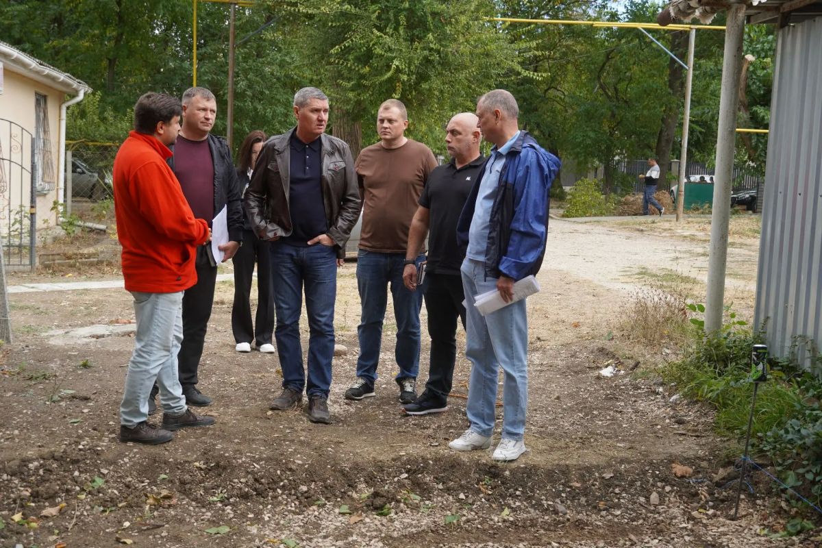 Игорь Крутьков: В рамках визита куратора Керчи - заместителя Председателя Совета министров РК Николая Воробьева проинспектировали работы по благоустройству придомовых территорий Игорь Крутьков: В рамках визита куратора Керчи - заместителя Председателя Совета министров РК Николая Воробьева проинспектировали работы по благоустройству придомовых территорий