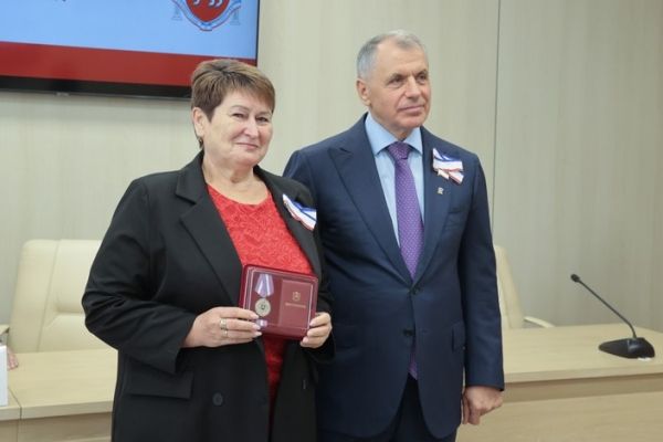 Владимир Константинов наградил крымчан, внёсших достойный вклад в развитие республики Владимир Константинов наградил крымчан, внёсших достойный вклад в развитие республики