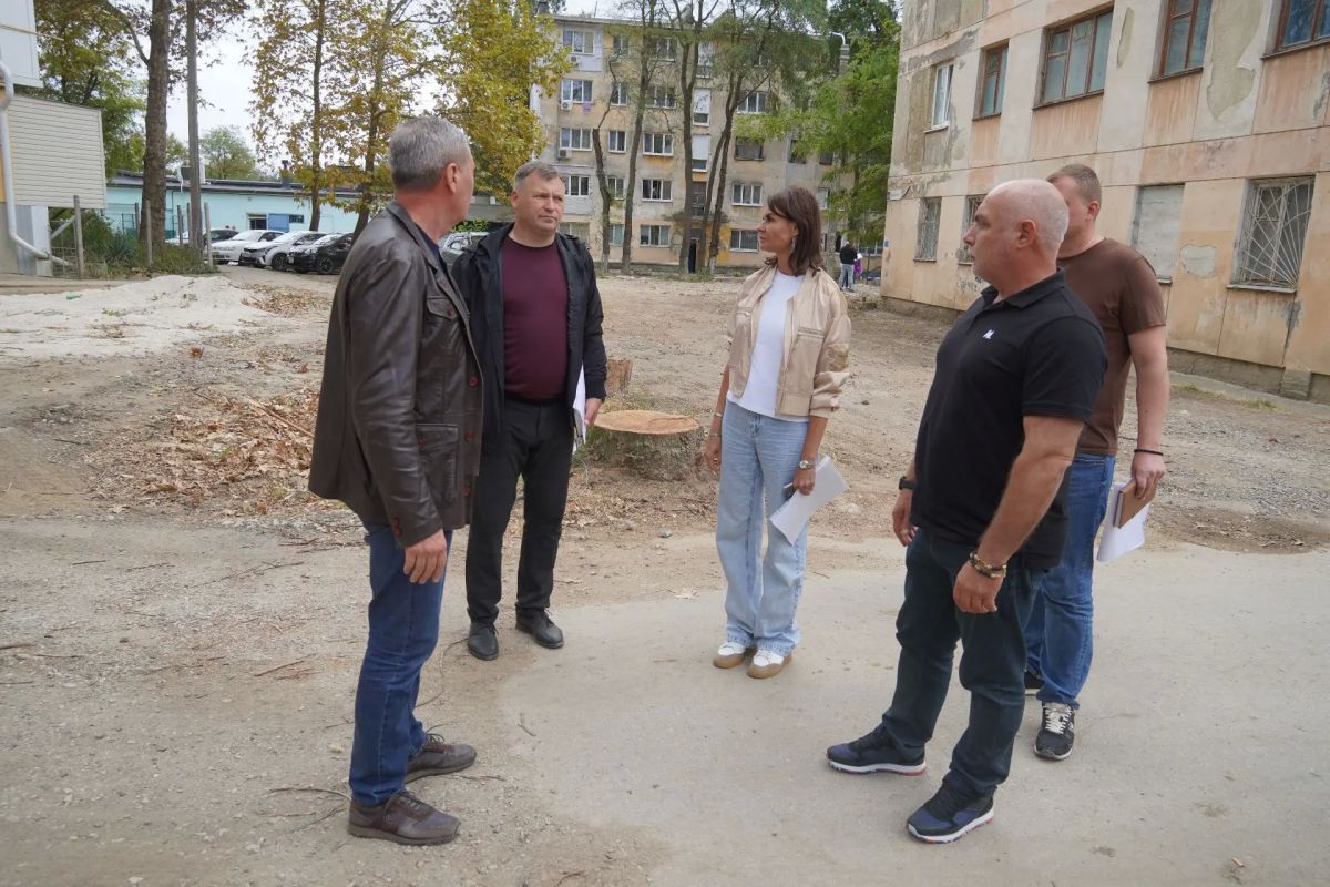 Игорь Крутьков: В рамках визита куратора Керчи - заместителя Председателя Совета министров РК Николая Воробьева проинспектировали работы по благоустройству придомовых территорий Игорь Крутьков: В рамках визита куратора Керчи - заместителя Председателя Совета министров РК Николая Воробьева проинспектировали работы по благоустройству придомовых территорий