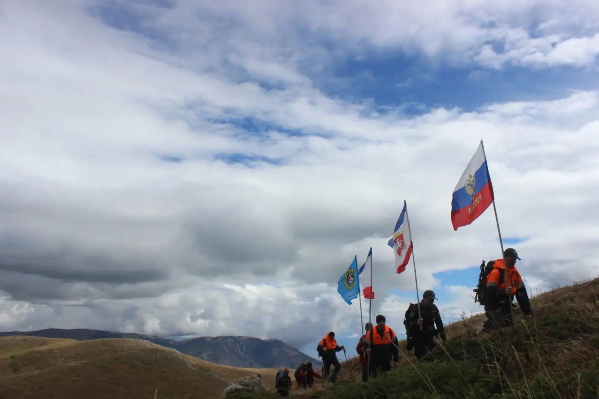 Флаг Крыма развевается на вершине горы Чатыр-Даг Флаг Крыма развевается на вершине горы Чатыр-Даг