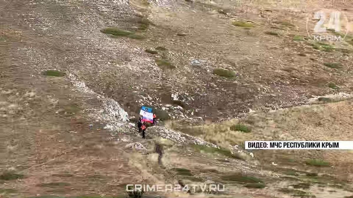 Флаг Крыма подняли на вершину горы Чатыр-Даг