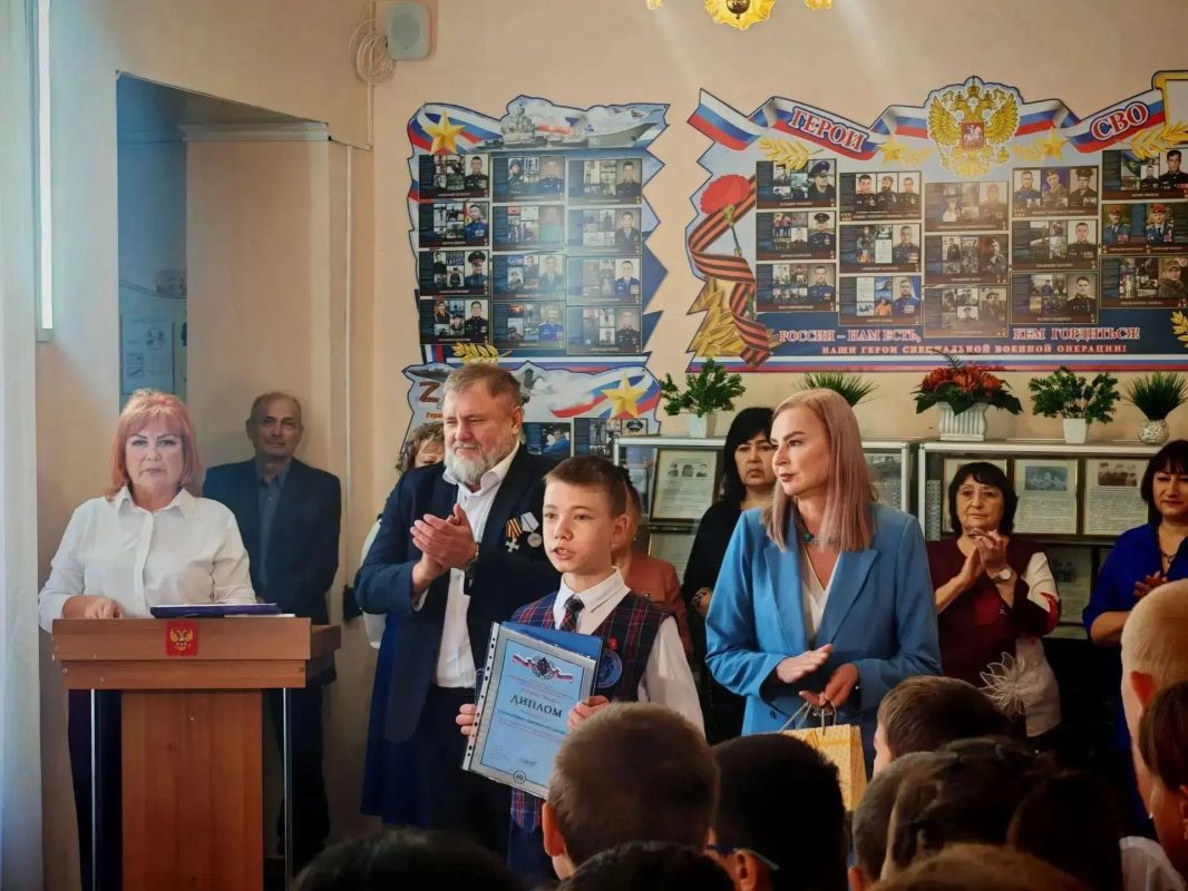 «Горячее сердце» Перевальненской школы: Дмитрий Санжигоряев удостоен высокой награды
