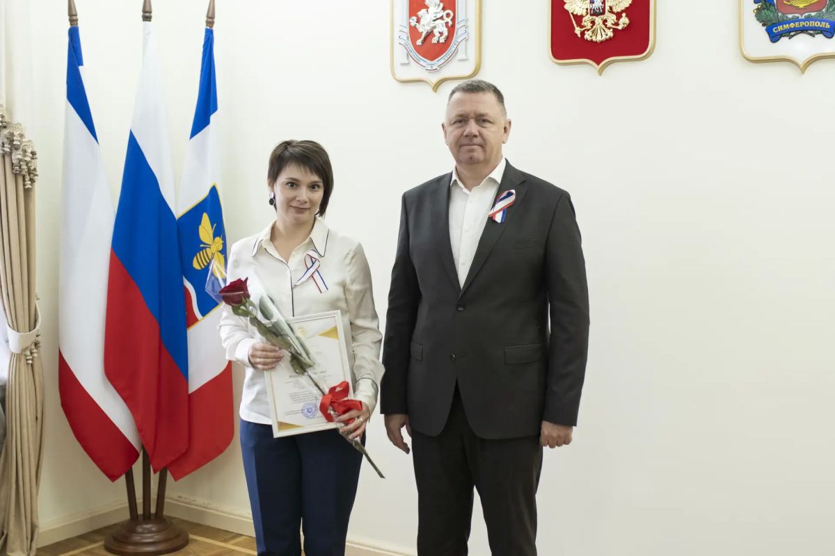 Михаил Афанасьев вручил награды ко Дню Государственного герба и флага Республики Крым Михаил Афанасьев вручил награды ко Дню Государственного герба и флага Республики Крым
