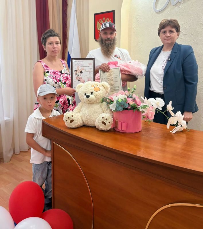В преддверии Дня Государственного герба и Государственного флага Республики Крым в Ленинском районном отделе ЗАГС состоялось торжественное чествование семьи, в которой родилась дочь В преддверии Дня Государственного герба и Государственного флага Республики Крым в Ленинском районном отделе ЗАГС состоялось торжественное чествование семьи, в которой родилась дочь