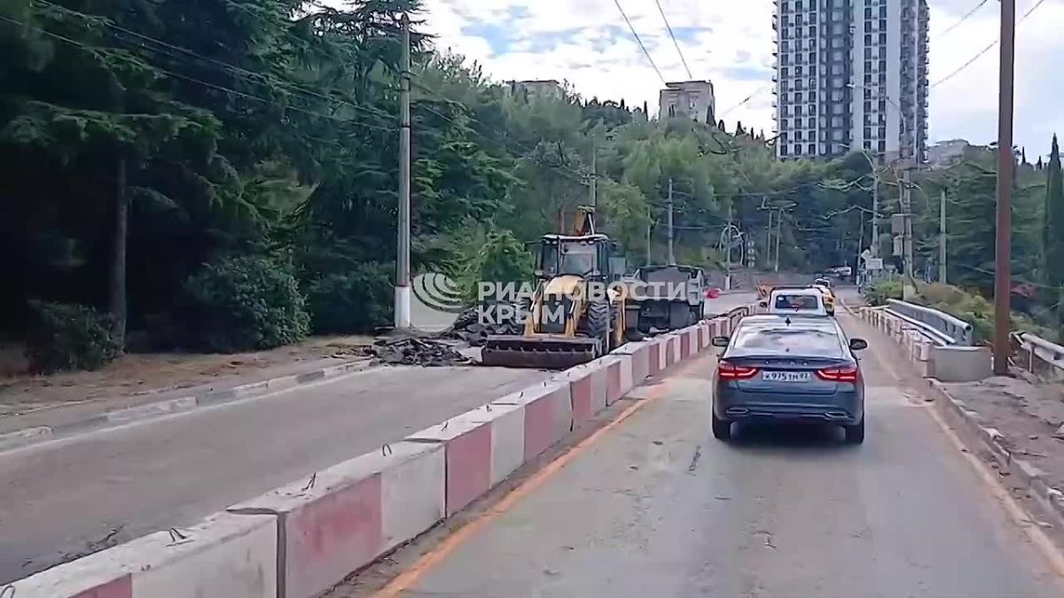 Вот так идут ремонтные работы на участке трассы Симферополь — Ялта