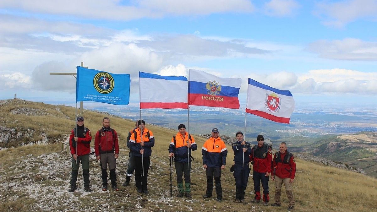 Сотрудники МЧС Крыма подняли флаг республики на вершину горы Чатыр-Даг