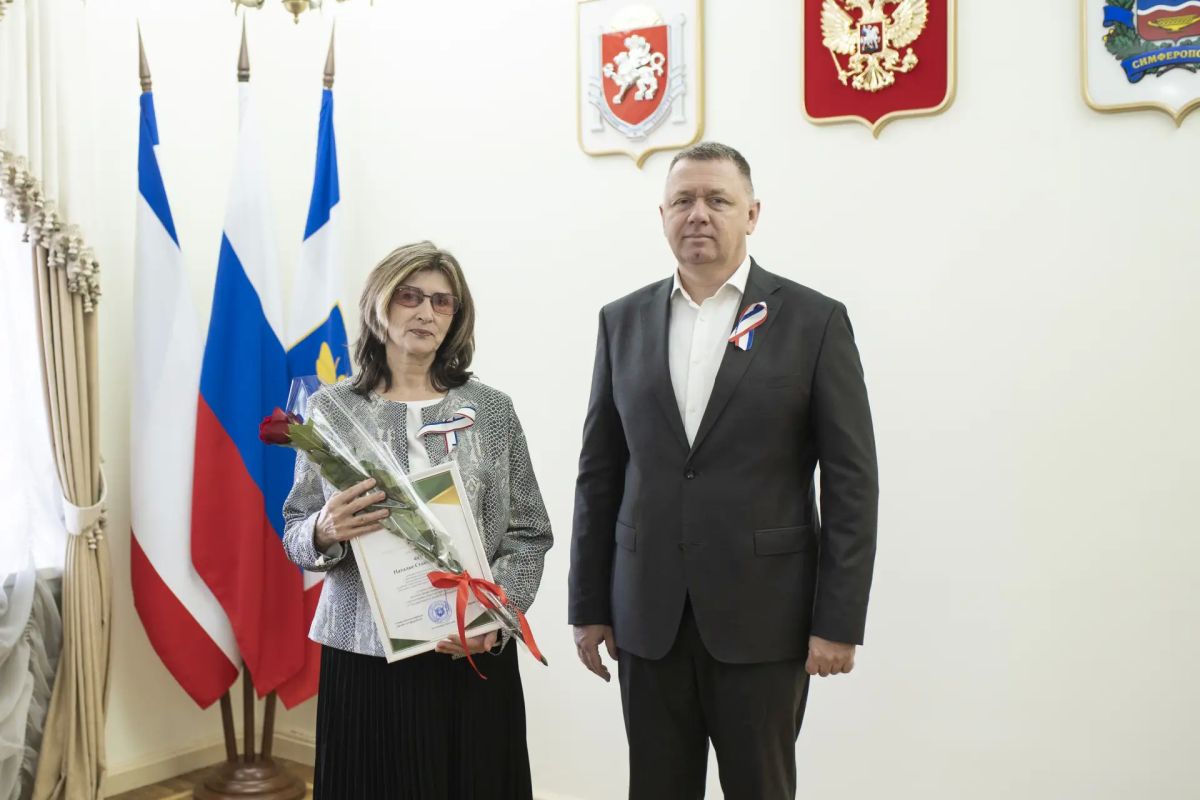 Михаил Афанасьев вручил награды ко Дню Государственного герба и флага Республики Крым Михаил Афанасьев вручил награды ко Дню Государственного герба и флага Республики Крым