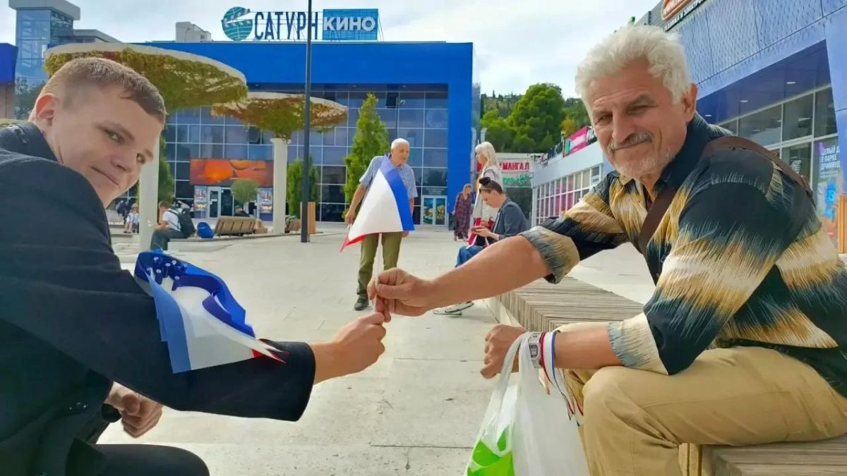 Молодежь Ялты поздравляет с Днём Государственного флага и герба Крыма Молодежь Ялты поздравляет с Днём Государственного флага и герба Крыма