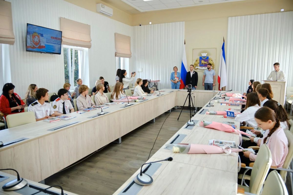 14 юных ялтинцев получили первые паспорта в День Государственного герба и флага Республики Крым 14 юных ялтинцев получили первые паспорта в День Государственного герба и флага Республики Крым