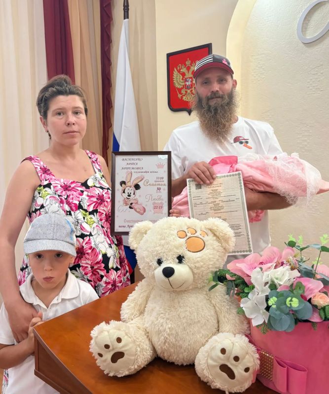 В преддверии Дня Государственного герба и Государственного флага Республики Крым в Ленинском районном отделе ЗАГС состоялось торжественное чествование семьи, в которой родилась дочь В преддверии Дня Государственного герба и Государственного флага Республики Крым в Ленинском районном отделе ЗАГС состоялось торжественное чествование семьи, в которой родилась дочь