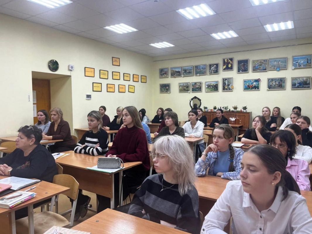 Севастопольские полицейские провели профилактическую беседу с первокурсниками «Института развития образования» Севастопольские полицейские провели профилактическую беседу с первокурсниками «Института развития образования»