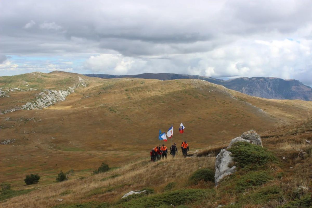 На вершину горы Чатыр-Даг спасатели подняли флаг Крыма