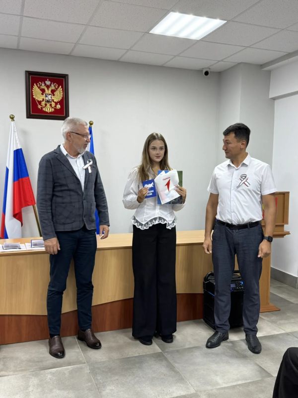Вручение паспортов в День флага Республики Крым