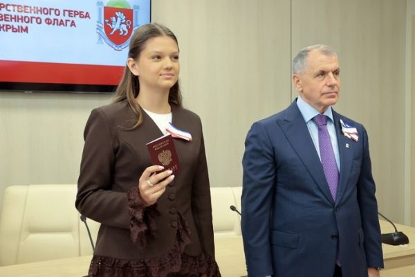 Владимир Константинов наградил крымчан, внёсших достойный вклад в развитие республики Владимир Константинов наградил крымчан, внёсших достойный вклад в развитие республики
