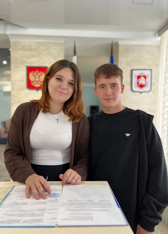 В Керченском городском отделе ЗАГС также состоялось торжественное мероприятие, приуроченное ко Дню Государственного герба и Государственного флага Республики Крым В Керченском городском отделе ЗАГС также состоялось торжественное мероприятие, приуроченное ко Дню Государственного герба и Государственного флага Республики Крым