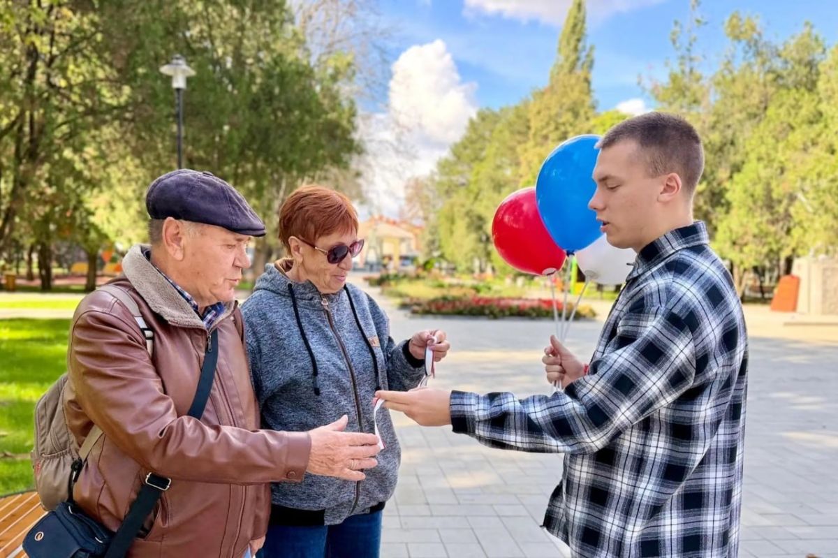 В Симферополе отметили День герба и Государственного флага Крыма В Симферополе отметили День герба и Государственного флага Крыма