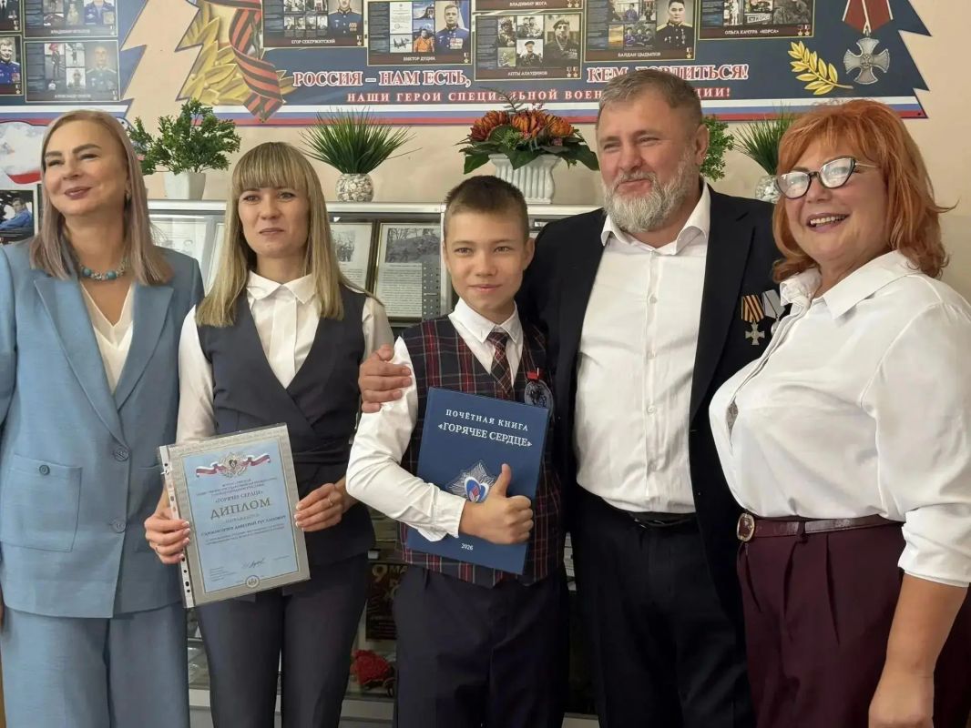 «Горячее сердце» Перевальненской школы: Дмитрий Санжигоряев удостоен высокой награды «Горячее сердце» Перевальненской школы: Дмитрий Санжигоряев удостоен высокой награды