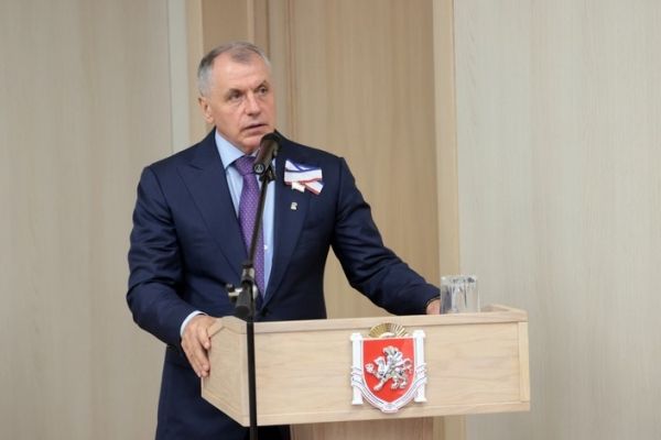 Владимир Константинов наградил крымчан, внёсших достойный вклад в развитие республики Владимир Константинов наградил крымчан, внёсших достойный вклад в развитие республики