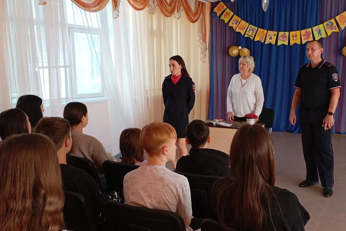 В Ульяновске транспортные полицейские и общественники провели беседу с воспитанниками социально-реабилитационного центра В Ульяновске транспортные полицейские и общественники провели беседу с воспитанниками социально-реабилитационного центра