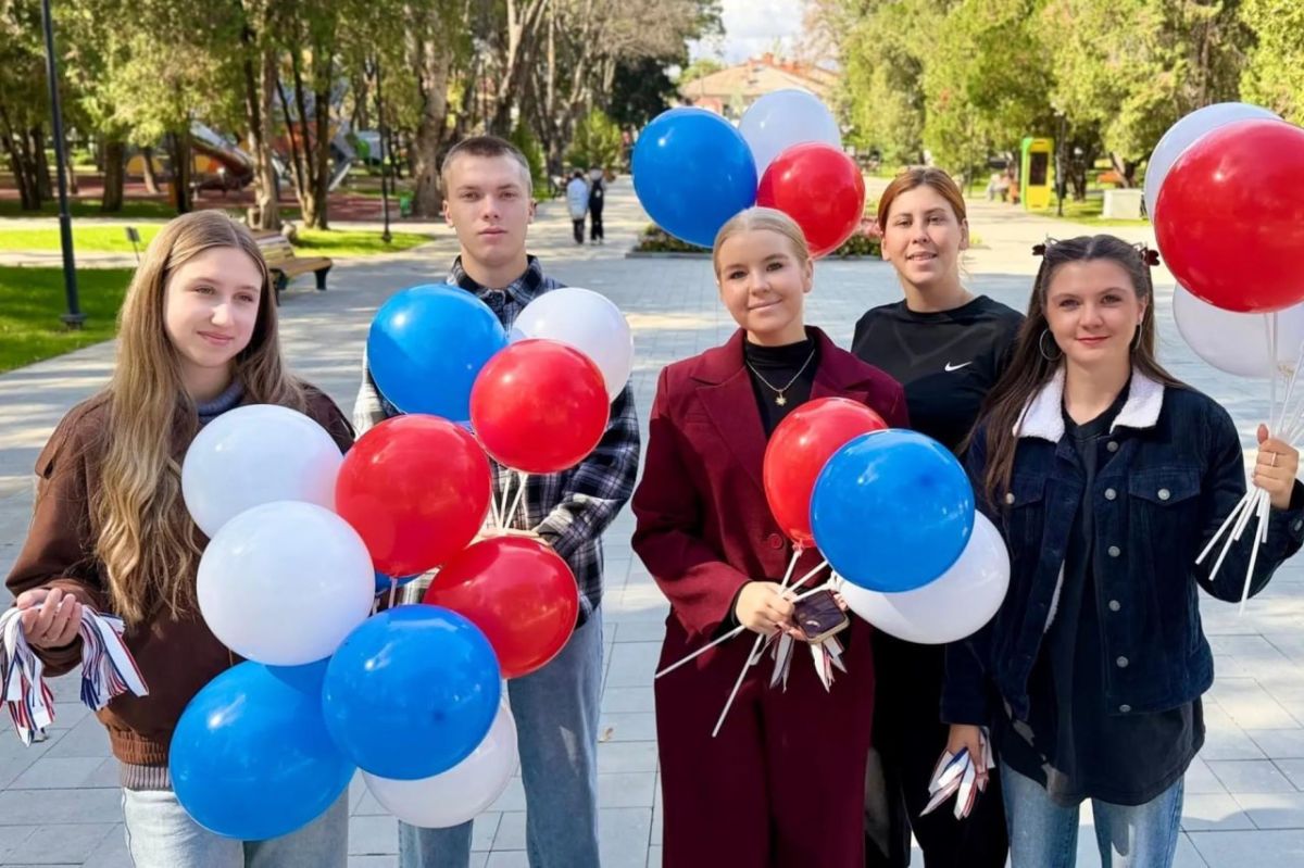 В Симферополе отметили День герба и Государственного флага Крыма В Симферополе отметили День герба и Государственного флага Крыма