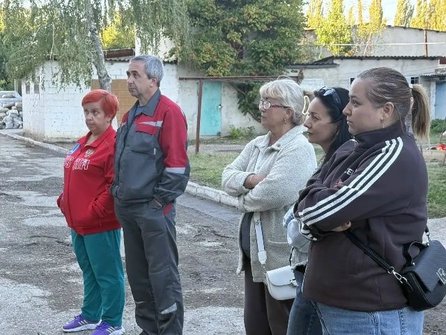 Встретился с жителями многоквартирного дома в поселке по ул. Победы Нижнегорского района Встретился с жителями многоквартирного дома в поселке по ул. Победы Нижнегорского района