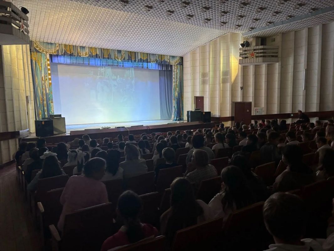 «Белый цветок» расцвёл в школах Сакского района: добро, творчество и помощь детям «Белый цветок» расцвёл в школах Сакского района: добро, творчество и помощь детям