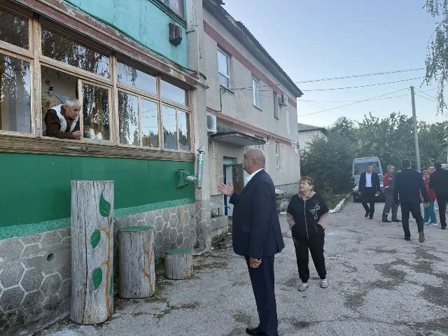 Встретился с жителями многоквартирного дома в поселке по ул. Победы Нижнегорского района Встретился с жителями многоквартирного дома в поселке по ул. Победы Нижнегорского района