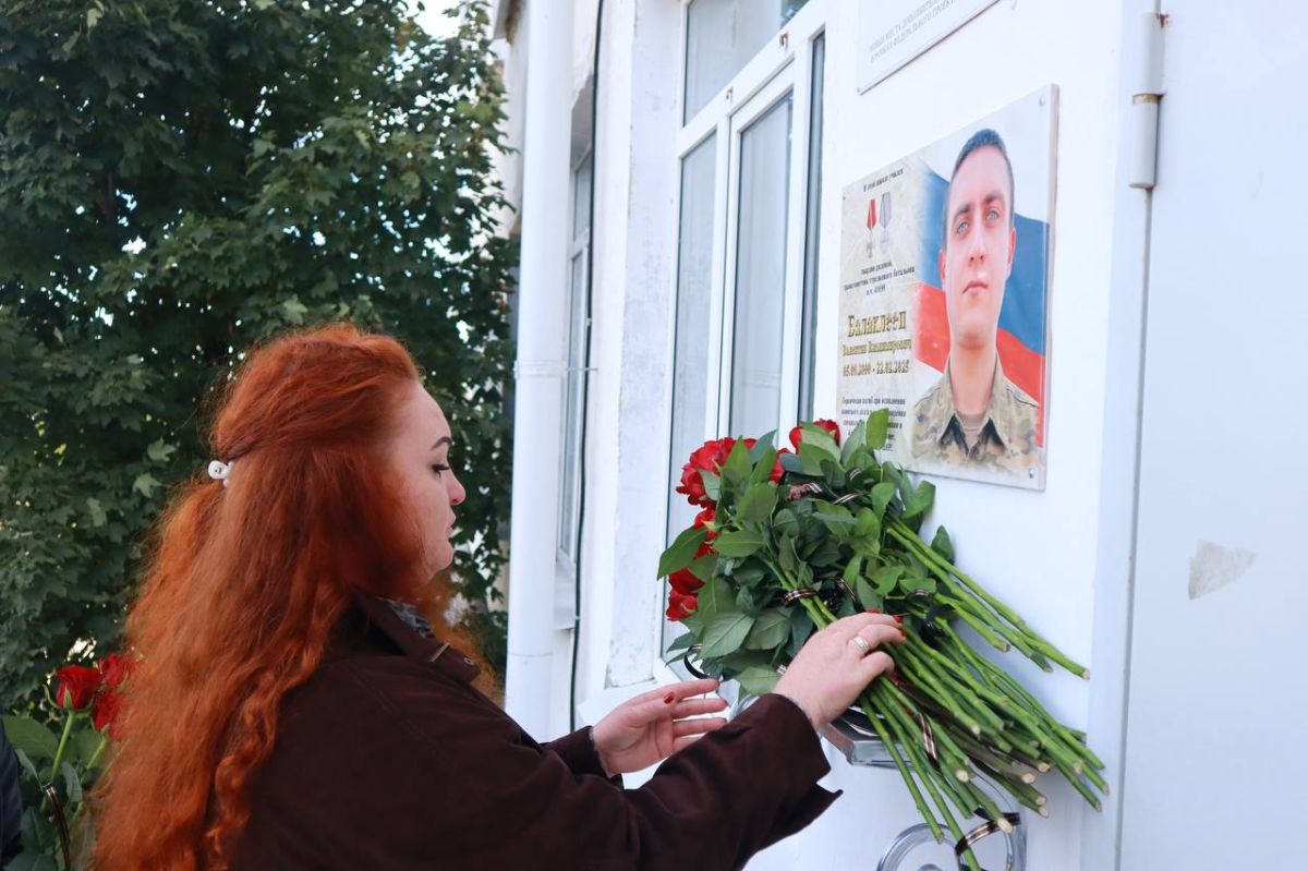 Дмитрий Чумаков: Сегодня в Новожиловской средней школе открыли мемориальную доску в память о её выпускнике, нашем земляке – Валентине Владимировиче Балаклеец Дмитрий Чумаков: Сегодня в Новожиловской средней школе открыли мемориальную доску в память о её выпускнике, нашем земляке – Валентине Владимировиче Балаклеец